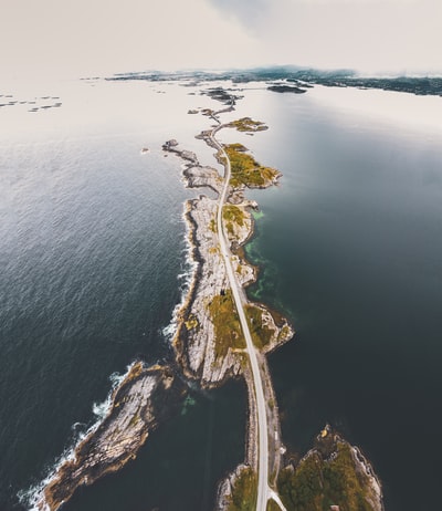 岛屿白天鸟瞰图